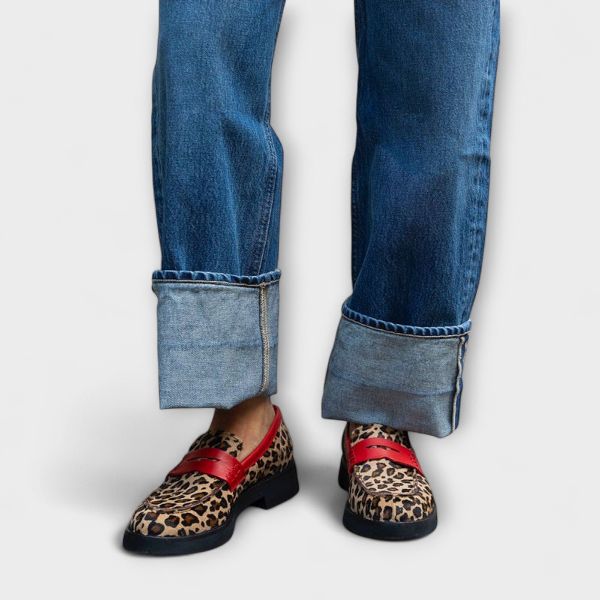 Mira – Chic Leopard Print Round for a Striking Look